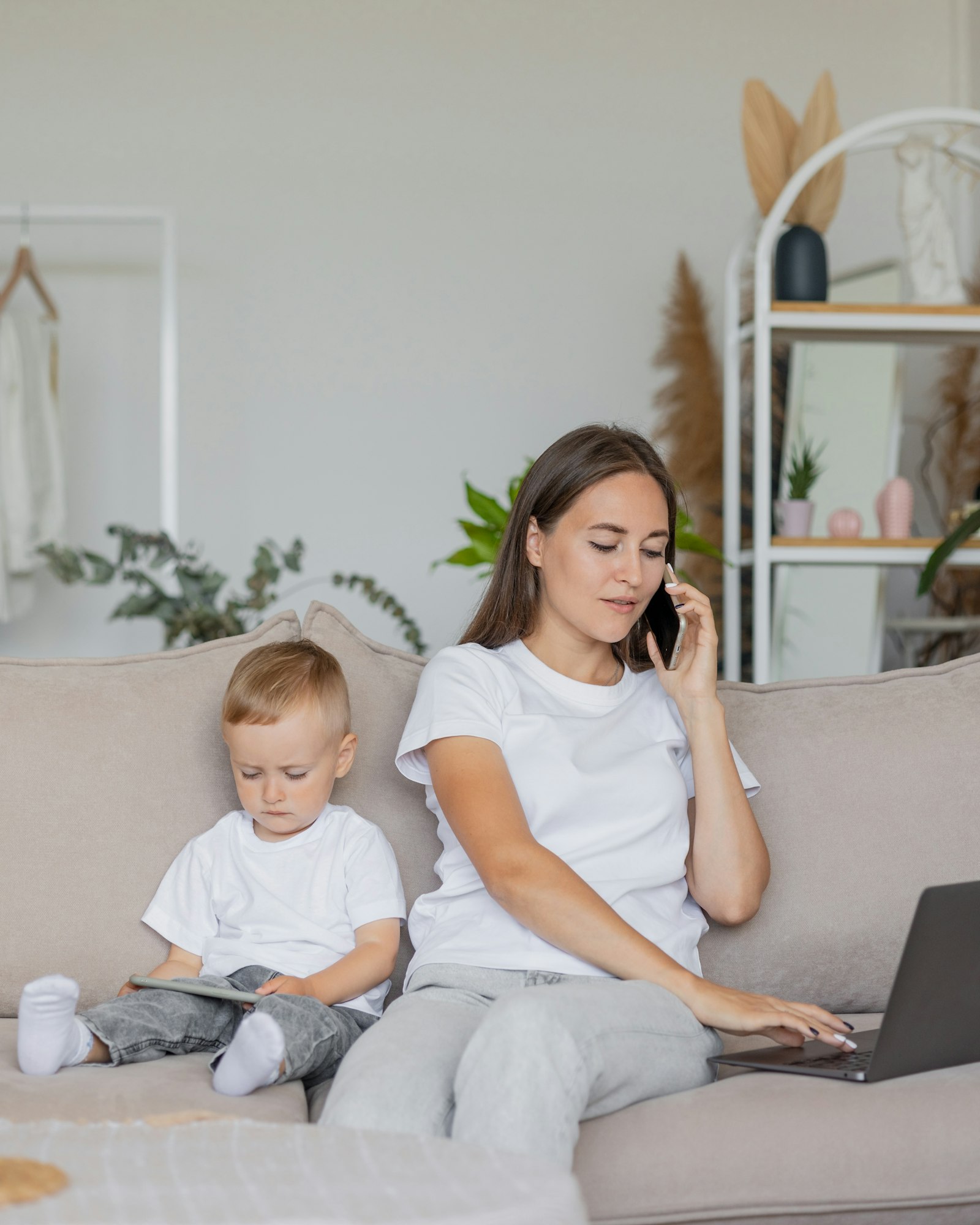 Read more about the article The Challenge of Managing Hybrid Workers: A Focus on Middle Managers